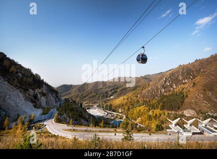 Die höchste Schlittschuhbahn der Welt eine Seilbahn zur Herbstzeit in Almaty, Kasachstan Stockfoto