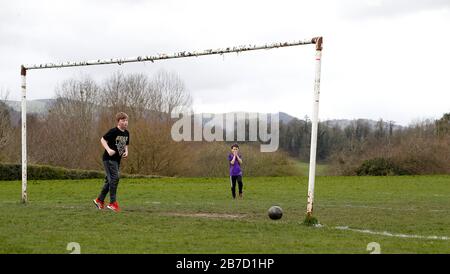 Leighton Jacobs (links) und Riley Hoos spielen Fußball auf einem Spielfeld im Ty Mawr Country Park, Llangollen, Nordwales. Stockfoto