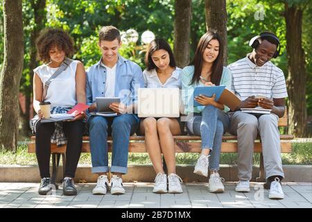Community College-Studenten Computer verwenden und ...