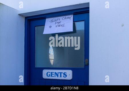 Öffentliche toilette wegen Coronavirus geschlossen. West Cork, Irland Stockfoto