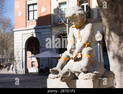 Girona, Spanien - 24. Februar 2020: Denkmal "Junge und Schildkröte" auf dem Unabhängigkeitsplatz mit Bändern mit Flagge Kataloniens. Der katalanische Unabhängigkeitszug Stockfoto