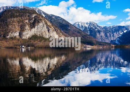 Wintermorgen am Hallstatter See. Der schönste See, den man in Österreich erkunden kann. Salzkammergut, Österreichische Alpen. Stockfoto