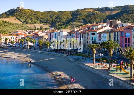 Collioure, Frankreich - 24. Februar 2020: Menschen, die am Meer in Collioure Dorf spazieren. Roussillon, Vermilion Küste, Pyrenäen Orientales, warmer Winter ev Stockfoto