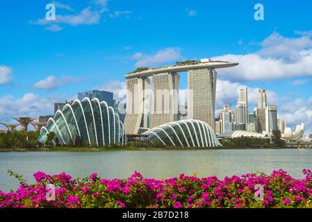 Singapur - 3. Februar 2020: Skyline von singapur an der Marina Bay mit ikonischem Gebäude wie Supertree, Marina Bay Sands, kunstwissenschaftlichem Museum. Stockfoto