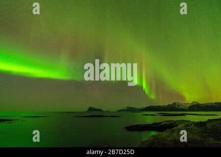 Eine schöne Nordlicht-Anzeige im kleinen Fischerdorf Sommaroy, Norwegen. Stockfoto