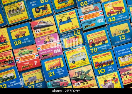 Haufengruppe von Matchbox Spielzeug-Modellautokästen nebeneinander Stockfoto