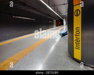 Warten in der U-Bahn mit Gegensprechsignal Stockfoto