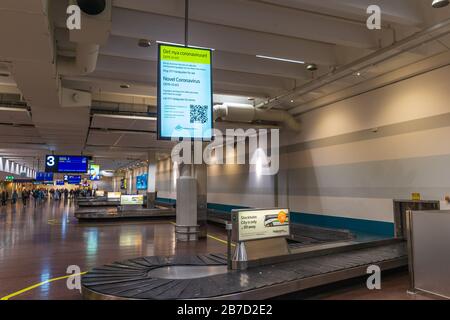 Stockholm, Schweden - 15. März: Ankunftszone am Flughafen Arlanda mit leerem Gepäckband und Informationsdisplay zum Corona Virus Stockfoto