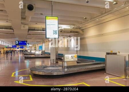 Stockholm, Schweden - 15. März: Ankunftszone am Flughafen Arlanda mit leerem Gepäckband und Informationsdisplay zum Corona-Virus Stockfoto