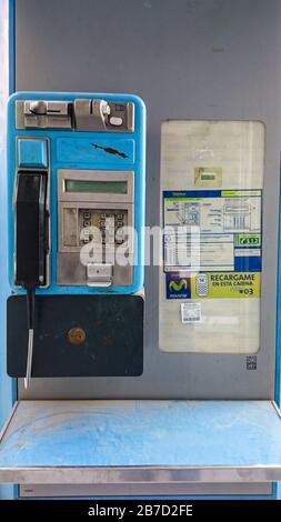 MANISES, VALENCIA/SPANIEN - 30. DEZEMBER 2018: Öffentliches Telefon auf der Straße Stockfoto