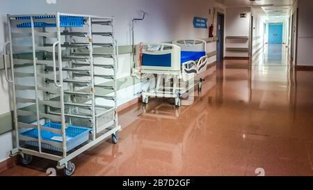 MANISES, VALENCIA/SPANIEN 7. Oktober 2018 - Krankenhausflur mit Trage und Lebensmittelwagen Stockfoto