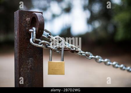 Goldenes Vorhängeschloss und silberne Kette im Land Stockfoto