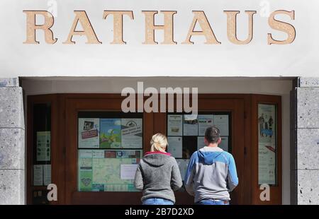 Bayern, Deutschland. März 2020. 15. März 2020, Bayern, Görisried: Eine Frau und ein Mann betreten das Rathaus, um bei der Gemeinderatswahl ihre Stimme abzugeben. Überall in den Freien Kommunalparlamenten werden gewählt: Gemeinderäte, Stadträte und Kreistage. Credit: Dpa Picture Alliance / Alamy Live News Stockfoto