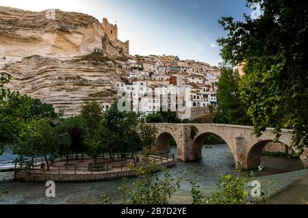 Brücke über den Fluss Júcar mit der Burg auf den Felsen in Alcalá del Júcar in Albacete, Castilla la Mancha in Spanien Stockfoto