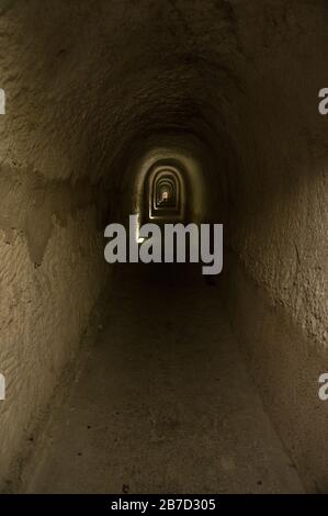 Dunkler Tunnel mit Licht im Hintergrund Stockfoto
