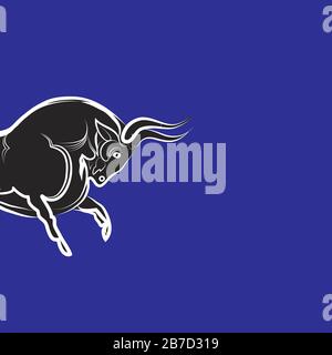 Wütender stilisierter Bulle auf blauem Hintergrund. Schwarz-Weiß-Silhouette mit starken Bullen. Bullkopf isoliert. Stierkampf, Logo, Bauernmarke, Tätowierung. Stock Vektor