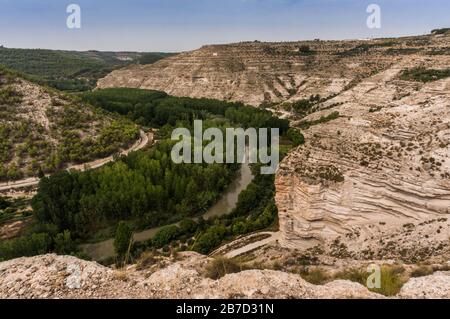 Canyon des Flusses Jucar auf seinem Weg durch Alcalá del Jucar in Albacete, Spanien Stockfoto