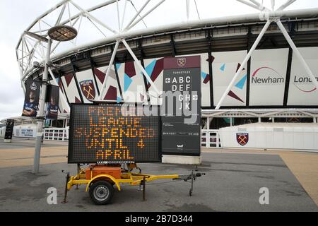 Eine Ansicht eines LED-Hinweisschilds, das die Fans darüber informiert, dass das Spiel außerhalb des Londoner Stadions, der Heimat des West Ham United Football Club, stattfindet, nachdem die Premier League am Freitag angekündigt hat, alle Spiele bis Samstag, den 4. April 2020, einzustellen. Stockfoto