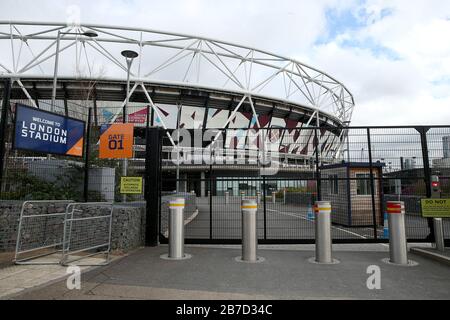 Blick auf gesperrte Tore außerhalb des Londoner Stadions, Heimstadion des West Ham United Football Club, nach der Ankündigung vom Freitag, dass die Premier League alle Spiele bis Samstag, den 4. April 2020 ausgesetzt hat. Stockfoto