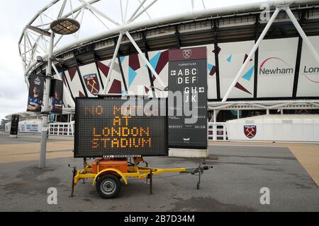 Eine Ansicht eines LED-Hinweisschilds, das die Fans darüber informiert, dass das Spiel außerhalb des Londoner Stadions, der Heimat des West Ham United Football Club, stattfindet, nachdem die Premier League am Freitag angekündigt hat, alle Spiele bis Samstag, den 4. April 2020, einzustellen. Stockfoto