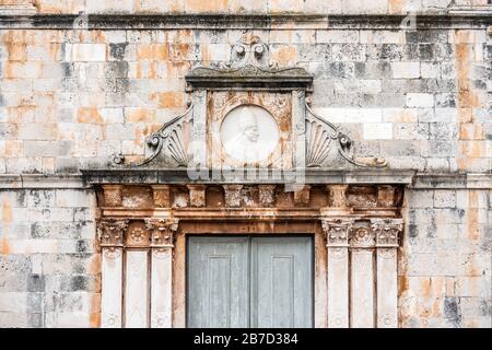 Ein Nahaufnahme einer schönen Gebäudefassade in Malta. Stockfoto
