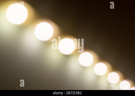 Verschwommene warme Lichter bokeh aus diagonaler Perspektive. Stockfoto