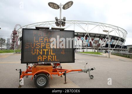 Eine Ansicht eines LED-Hinweisschilds, das die Fans darüber informiert, dass das Spiel außerhalb des Londoner Stadions, der Heimat des West Ham United Football Club, stattfindet, nachdem die Premier League am Freitag angekündigt hat, alle Spiele bis Samstag, den 4. April 2020, einzustellen. Stockfoto