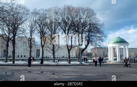 Februar 2019 In Moskau, Russland Statt. Passanten auf dem Puschkinskaja-Böschung im Gorky-Park in Moskau. Stockfoto