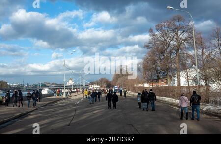 Februar 2019 In Moskau, Russland Statt. Passanten auf dem Puschkinskaja-Böschung im Gorky-Park in Moskau. Stockfoto