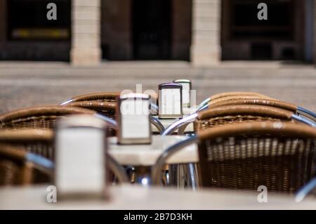 Serviettenboxen auf den Tischen einer Terrasse einer leeren Bar Stockfoto