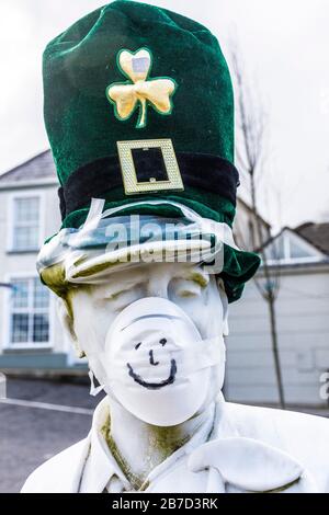 Ardara, County Donegal, Irland. März 2020. Die Büste des berühmten irischen Geige Spieler, John Doherty, ist mit Maske und Hut verspottet die aktuelle Coronavirus, Covid-19, Pandemie geschmückt. Die St. Patrick's Day Parade der Stadt wurde zusammen mit den meisten solchen Paraden in Irland abgesagt. Stockfoto