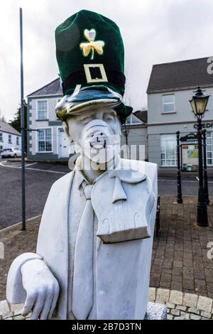 Ardara, County Donegal, Irland. März 2020. Die Büste des berühmten irischen Geige Spieler, John Doherty, ist mit Maske und Hut verspottet die aktuelle Coronavirus, Covid-19, Pandemie geschmückt. Die St. Patrick's Day Parade der Stadt wurde zusammen mit den meisten solchen Paraden in Irland abgesagt. Stockfoto