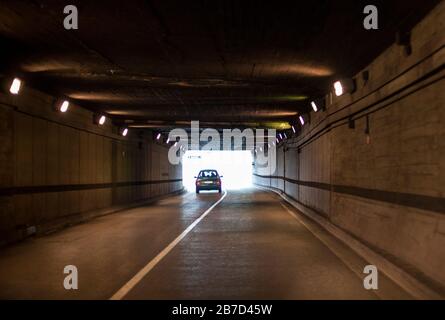 Autos, die aus einem Tunnel kommen Stockfoto