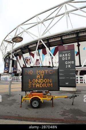 Eine Ansicht eines LED-Hinweisschilds, das die Fans darüber informiert, dass das Spiel außerhalb des Londoner Stadions, der Heimat des West Ham United Football Club, stattfindet, nachdem die Premier League am Freitag angekündigt hat, alle Spiele bis Samstag, den 4. April 2020, einzustellen. Stockfoto