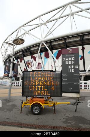 Eine Ansicht eines LED-Hinweisschilds, das die Fans darüber informiert, dass das Spiel außerhalb des Londoner Stadions, der Heimat des West Ham United Football Club, stattfindet, nachdem die Premier League am Freitag angekündigt hat, alle Spiele bis Samstag, den 4. April 2020, einzustellen. Stockfoto