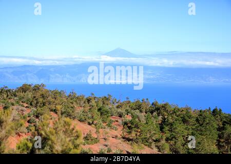 Bunte rote Erd- und Sandhügel vulkanischen Ursprungs oberhalb von "Mirador de Abrante" in Agulo auf La Gomera - Blick nach Norden auf den atlantik mit dem Stockfoto