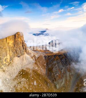 Luftpanorama von Lastoi de Formin, Mondeval und Monte Pelmo im Herbstnebel bei Sonnenuntergang, in den Bergen, in Belluno, in Venetien, Italien Stockfoto