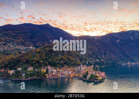 Sonnenaufgang über der Varenna Altstadt am Ufer des Comer Sees, Luftbild, Provinz Lecco, Lombardei, Italien Stockfoto