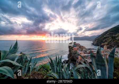 Bewölkter Himmel bei Sonnenuntergang über Vernazza, Cinque Terre, Provinz La Spezia, Ligurien, Italien Stockfoto