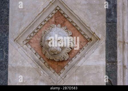 Ein skulpturierter Löwenkopf an der Fassade des Siena Doms von Santa Maria Assunta (Dom di Siena) in Siena, Toskana, Italien. Stockfoto