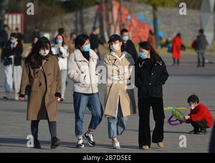 Fuyang City, China. März 2020. Menschen tragen Schutzmasken inmitten von Bedrohungen durch Coronavirus im Park in Fuyang City.In vielen Provinzen des chinesischen Festlandes hat es in letzter Zeit keinen Anstieg bei bestätigten Kovid-19-Fällen gegeben. Die Auswirkungen der Kovid-19-Epidemie auf die Produktion und das Leben der Menschen in diesen Gebieten schwächen sich und die Menschen beginnen allmählich, ein normales Leben zu führen. Credit: Sopa Images Limited/Alamy Live News Stockfoto