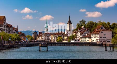 Panoramablick auf die berühmte Fraumunster und die Kirche St. Peter und den Fluss Limmat Altstadt von Zürich, der größten Stadt der Schweiz Stockfoto