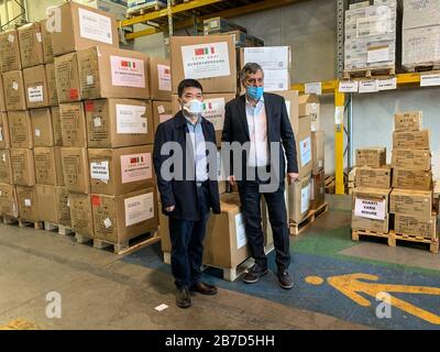 Turin, Italien, 15. März 2020. Der chinesische Generalkonsul in Mailand Song Xuefeng (L) und Luigi Genesio Icardi, Stadtrat für Gesundheit der Region Piemont, posieren für ein Foto in Turin, Italien, am 14. März 2020. Etwa 26,4 Tonnen medizinisches Material, das von der ostchinesischen Provinz Zhejiang aufgebracht wurde, sind nach Angaben des chinesischen Generalanwalts in Mailand in der norditalienischen Stadt Turin angekommen. Kredit: Xinhua/Alamy Live News Stockfoto