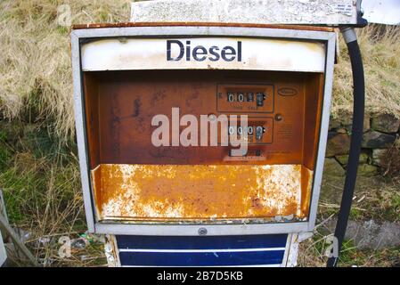 Verrostene Dieselpumpe an der verlassenen Tankstelle in Chirnside, Berwickshire, Scottish Borders, Großbritannien Stockfoto