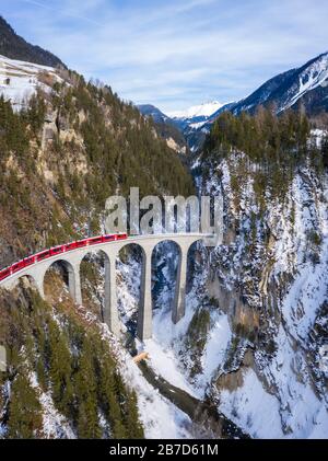 Luftbild des berühmten Bernina-Express, der über den Landwasser-Viadukt führt. Filisur, Kanton Graubünden, Schweiz, Europa. Stockfoto