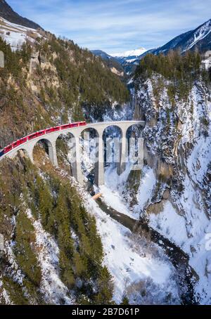 Luftbild des berühmten Bernina-Express, der über den Landwasser-Viadukt führt. Filisur, Kanton Graubünden, Schweiz, Europa. Stockfoto