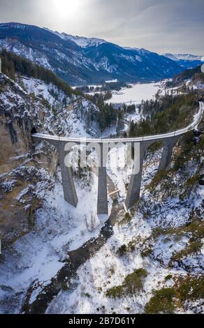 Luftbild des berühmten Bernina-Express, der über den Landwasser-Viadukt führt. Filisur, Kanton Graubünden, Schweiz, Europa. Stockfoto