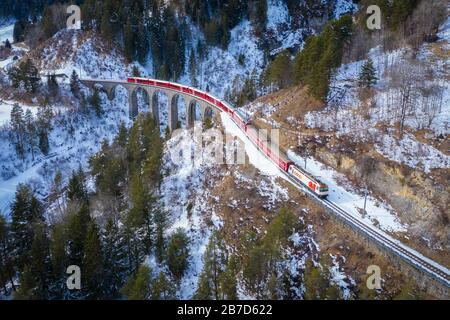 Luftbild des berühmten Bernina-Express, der über den Landwasser-Viadukt führt. Filisur, Kanton Graubünden, Schweiz, Europa. Stockfoto