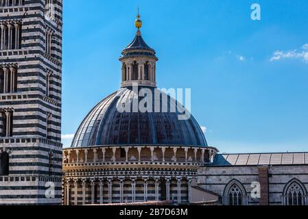 Die Kuppel des Siena Doms von Santa Maria Assunta (Dom di Siena) und der Kirchturm (campanile) von der Aussichtsterasse von Facciatone aus gesehen. Stockfoto