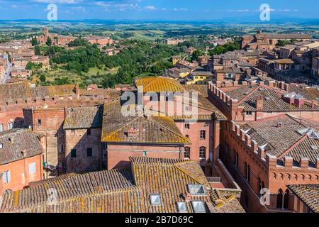 Dächer des historischen Zentrums von Siena von der Aussichtsterrasse Facciatone auf der Piazza del Duomo, Siena, Toskana, Italien. Stockfoto